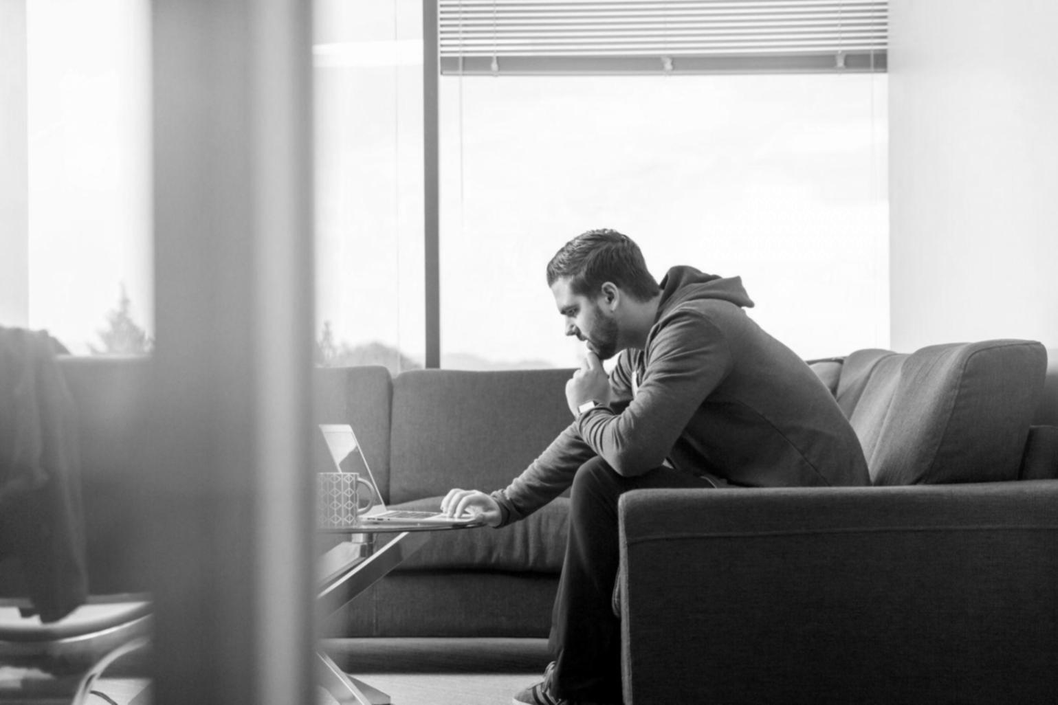 Planificación financiera en sesión de trabajo
