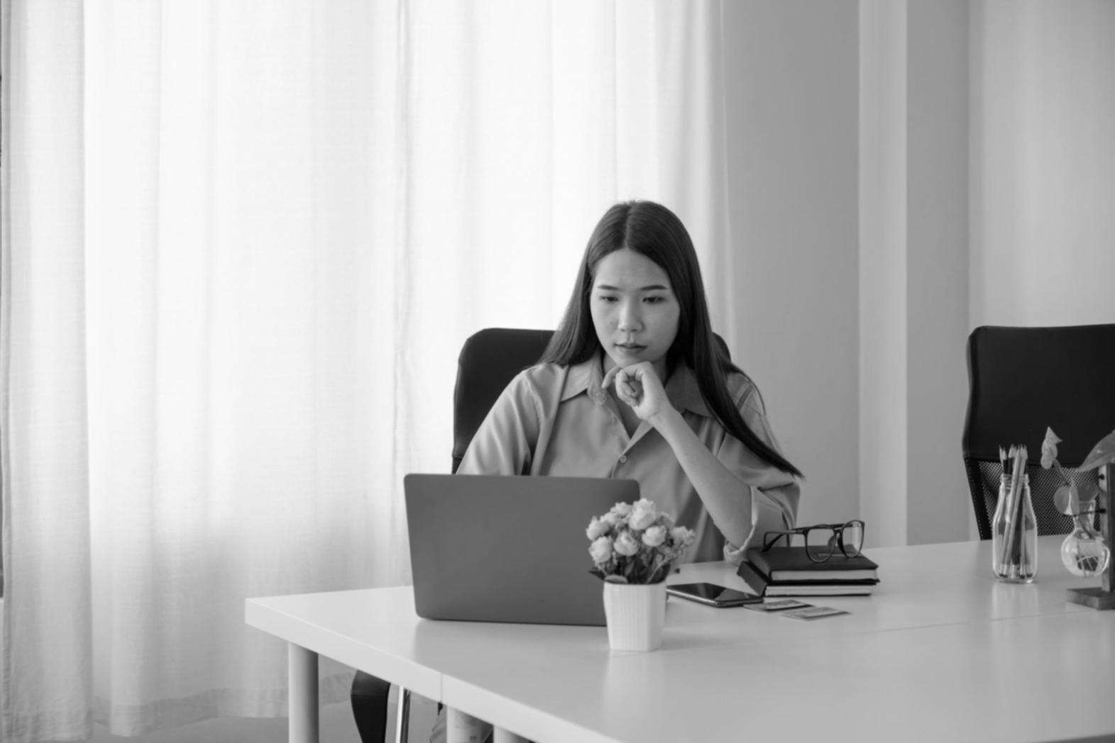 Estudiantes aprendiendo planificación financiera
