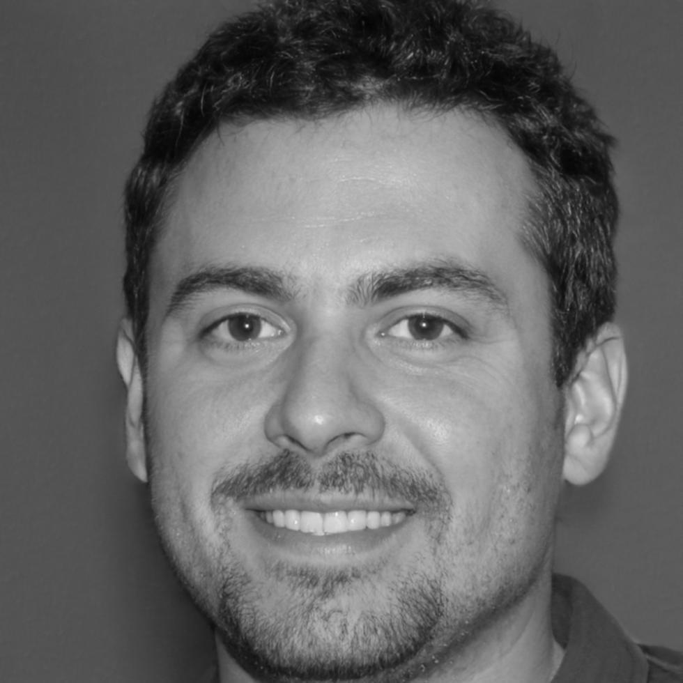 Retrato profesional de Adrián Castellanos